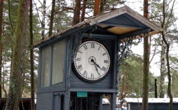 Laikrādis ar laukakmeņiem