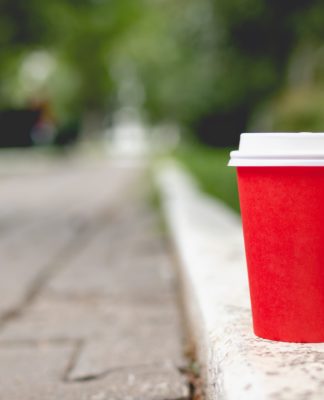 Vai vienreizlietojamie plastmasas trauki pazudīs no veikalu plauktiem