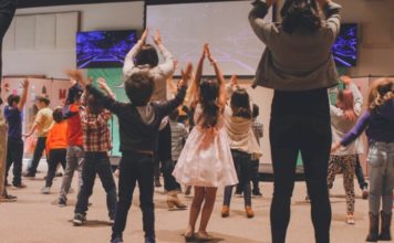 NVO norūpējušās par bērnu mentālo veselību – aicina valdību atļaut bērniem apmeklēt nometnes un dienas centrus