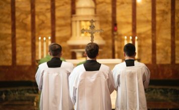 Lielais mācītāju iztrūkums. Ko darīs ar tiem, kuri nav potējušies pret kovidu?