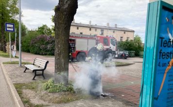 FOTO: Ugunsdzēsējiem sīkumu nav