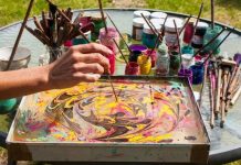 Bērnu pilsētiņās svinēs Skolotāju dienu ar Ebru glezniecības radošajām darbnīcām