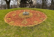 Ļaunprātīgi sabojāts Ventspils vides objekts “Ziedu pulkstenis”