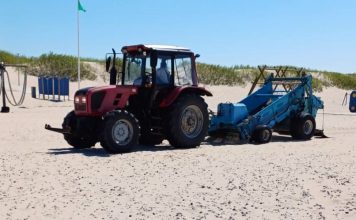 Ventspils Zilā karoga pludmalē veic smilšu sijāšanu