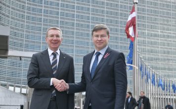 Vai Dombrovska kandidēšana uz “augsto” krēslu ir politiskā loģika vai kandidātu trūkums?
