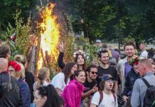 Teatralizēts joku uzvedums un zaļumballe Līgo vakarā Reņķa dārzā