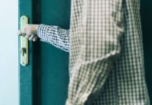 Uzdarbojas viltus sociālie darbinieki