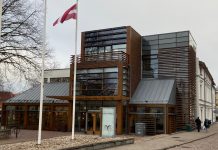 Ventspils skolēnu radošo darbu izstāde “Jūra. Saule. Dzintars” atklāta Galvenajā bibliotēkā