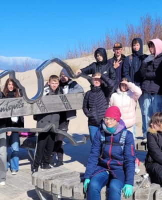 Ventspils Ekoskolu skolēni sakopa pilsētas pludmali