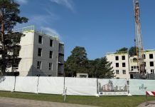 Svinēs jauno daudzdzīvokļu māju spāru svētkus