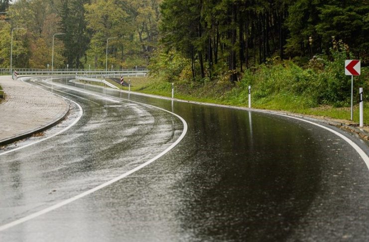 Lietavu laikā aicina autovadītājus būt piesardzīgiem un rēķināties ar akvaplanēšanas risku