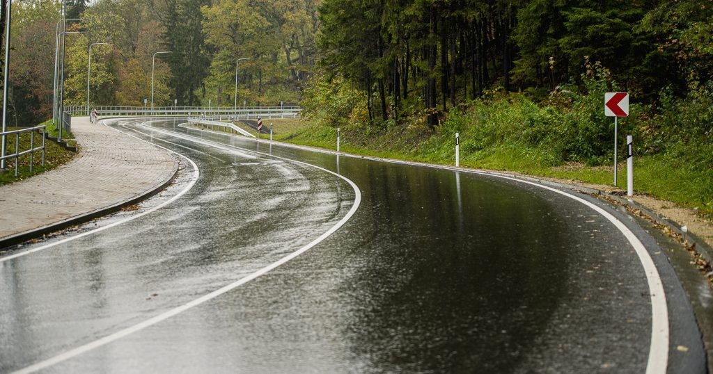 Lietavu laikā aicina autovadītājus būt piesardzīgiem un rēķināties ar akvaplanēšanas risku