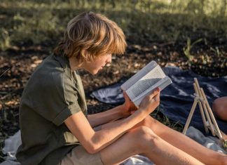 Kā vasarā rosināt bērnu interesi par lasīšanu: padomi vecākiem un grāmatu ieteikumi