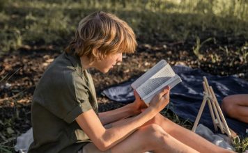 Kā vasarā rosināt bērnu interesi par lasīšanu: padomi vecākiem un grāmatu ieteikumi
